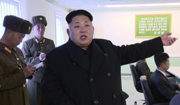 ▲ "남조선에서 시위하는 거 봤지? 그러니까 트럼프가 오면 안 된다고." 시찰 도중 부하들에게 소리치는 김정은. ⓒYTN 北노동당 창건일 관련보도 화면캡쳐.