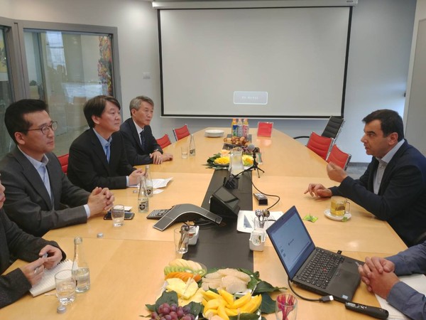 ▲ 안철수 대표가 독일 순방을 가 현지 전문가와 4차 산업혁명을 주제로 대화하고 있다. ⓒ 국민의당