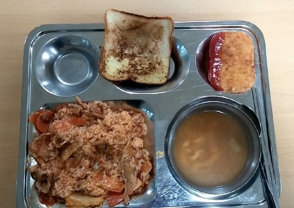 ▲ 수능시험이 열흘을 앞두고 있는 가운데 여전히 급식문제가 해결되지 않고 있어 학생과 학부모들이 분통을 터트리고 있다. 사진은 지난 9월 25일 충북 청주시 J고 석식. 새카맣게 탄 빵이 올라와 있다.ⓒJ고 학부모 제공