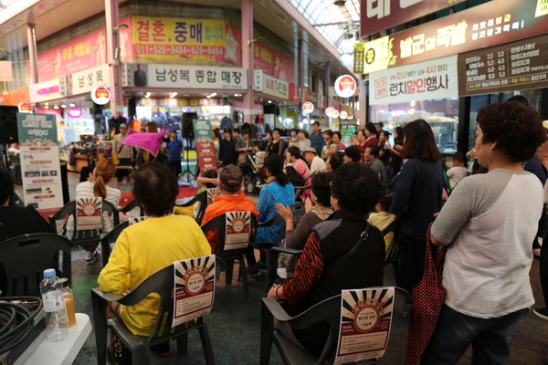 ▲ 서남신시장에서 열리고 있는 열린 공간무대 공연에 관람객들이 꽉 들어차 있다.ⓒ서남신시장 상인회