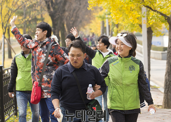 ▲ 서창희 코오롱사회봉사단 총단장(맨 우측)이 가을의 정취를 느끼며 삼남길을 걷고 있다.ⓒ코오롱
