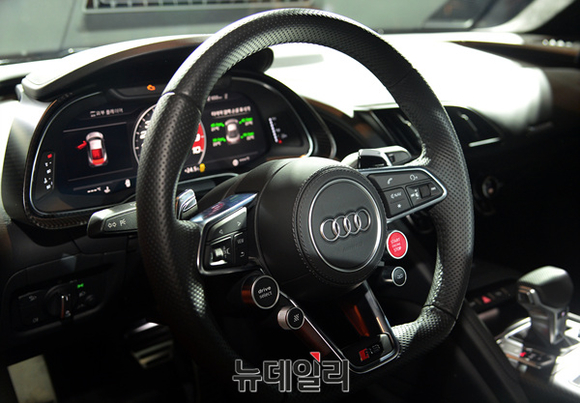 ▲ 아우디 뉴 R8 V10 플러스 쿠페 실내.ⓒ공준표 기자
