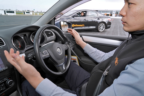 ▲ 레이다로 측면에서 오는 차량을 감지해 차량이 자동으로 제동하는 모습.ⓒ콘티넨탈코리아