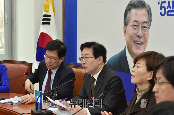 ▲ 더불어민주당 적폐청산위원장인 박범계 의원이 7일 적폐청산위원회의 공개발언을 통해 "수사·조사는 진행되고 있으니 위원회는 제도개선에 방점을 두겠다"고 밝혔다. 박범계 위원장과 전날 유명을 달리한 변창훈 검사는 사법시험·사법연수원 동기다. 박범계 위원장의 양옆은 각각 신경민·진선미 의원이다. ⓒ뉴데일리 이종현 기자