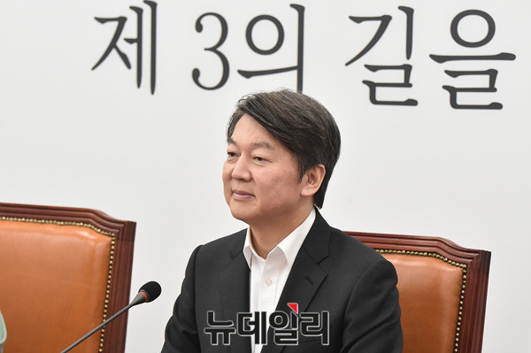 ▲ 안철수 국민의당 대표가 '제1차 원외 지역위원장들과의 원탁회의'에서 참석자들의 발언을 듣고 있다. ⓒ뉴데일리 DB