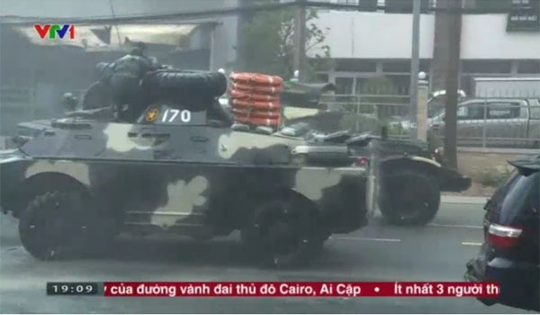 ▲ 태풍 피해를 입은 사람들을 수색구조하기 위해 출동한 베트남군 장갑차들. ⓒ호주 ABC뉴스 관련보도 화면캡쳐.