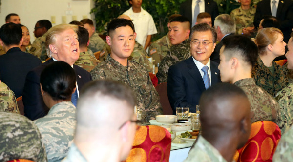 ▲ 도널드 트럼프 미국 대통령과 문재인 대통령이 7일 경기도 평택의 미군기지에서 대화를 나누고 있다. 미국 대통령으로서는 25년 만에 국빈 방한한 트럼프 대통령은 이날 평택을 거쳐 서울에 도착했다. ⓒ뉴시스 사진DB