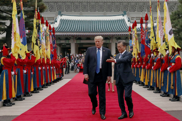 ▲ 문재인 대통령(오른쪽)이 도널드 트럼프 미국 대통령을 청와대 본관으로 안내하고 있다. ⓒ뉴시스