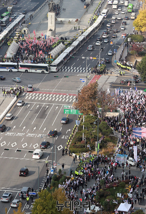 ▲ 좌측 광화문광장 이순신 장군 동상 앞에서 열린 트럼프 방한 반대집회와 우측 청계광장 일대에서 열린 트럼프 방한 환영 집회 ⓒ 뉴데일리 공준표