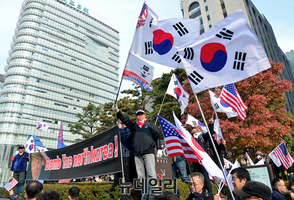 ▲ 좌측 광화문광장 이순신 장군 동상 앞에서 열린 트럼프 방한 반대집회와 우측 청계광장 일대에서 열린 트럼프 방한 환영 집회 ⓒ 뉴데일리 공준표
