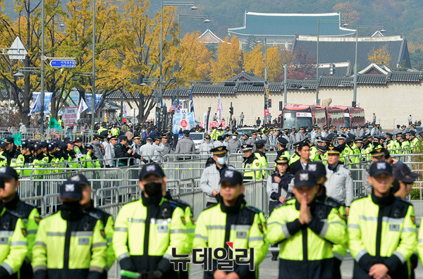 ▲ 좌측 광화문광장 이순신 장군 동상 앞에서 열린 트럼프 방한 반대집회와 우측 청계광장 일대에서 열린 트럼프 방한 환영 집회 ⓒ 뉴데일리 공준표