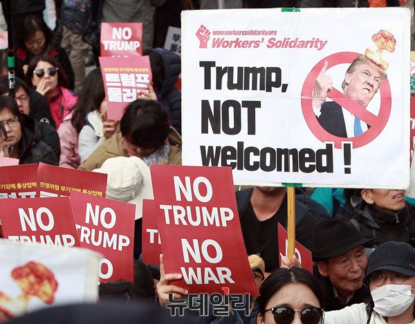 ▲ 좌측 광화문광장 이순신 장군 동상 앞에서 열린 트럼프 방한 반대집회와 우측 청계광장 일대에서 열린 트럼프 방한 환영 집회 ⓒ 뉴데일리 공준표