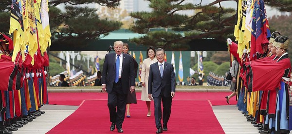 ▲ 7일 트럼프 미국 대통령의 국빈방한에 대한 공식 환영식 모습. 문재인 대통령과 나란히 걷고 있다. ⓒ청와대 제공