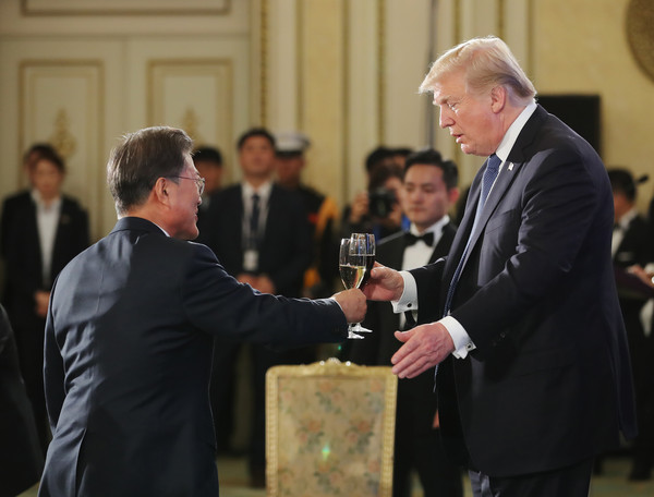 ▲ 문재인 대통령(왼쪽)과 도널드 트럼프 미국 대통령이 건배하고 있다. ⓒ뉴시스