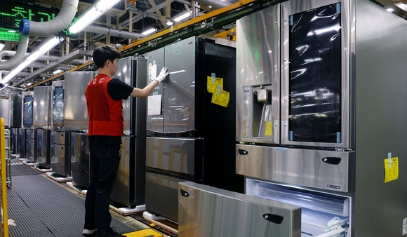 ▲ LG전자 직원이 6일 경남 창원시에 위치한 LG전자 창원1사업장 냉장고 생산라인에서 냉장고를 생산하고 있다. ⓒLG전자