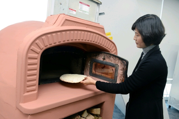 ▲ LG전자 연구원이 피자 전용 화덕을 사용해 음식을 조리하고 있다. ⓒLG전자