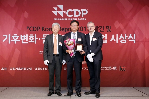 ▲ (좌로부터) '2017 CDP KOREA 시상식'에서 장지인 CDP 한국위원장, 민준기 현대건설 상무, 폴 딕킨슨 CDP 영국본부 회장 등이 기념촬영을 하고 있다. ⓒ현대건설