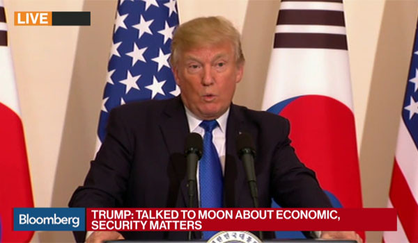 ▲ 美블룸버그 통신 또한 美상원 은행위의 '웜비어 대북 금융제재법' 통과 소식을 전하며 "트럼프 정부의 대북압박 강도가 더욱 강해질 것"이라고 전망했다. ⓒ美블룸버그 통신 한미 정상 공동기자회견 관련보도 화면캡쳐.