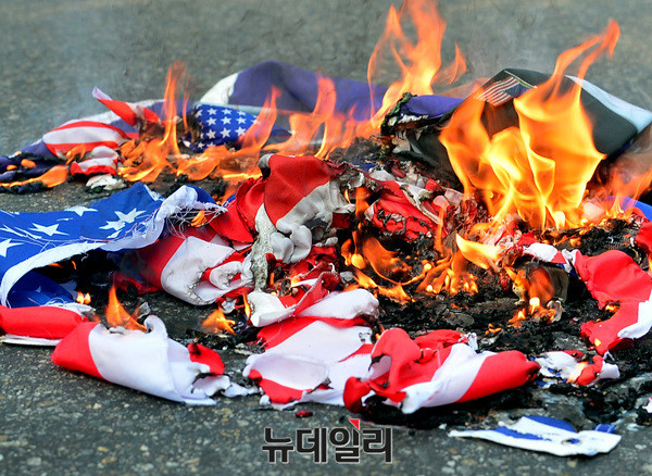 ▲ 도널드 트럼프(Donald Trump) 미국 대통령의 연설이 예정된 8일 오전 국회의사당 앞에서 찬반 집회 참가자들의 충돌했다. 바닥에는 성조기와 트럼프 반대 팻말이 불타고 있다. ⓒ뉴데일리 공준표 기자