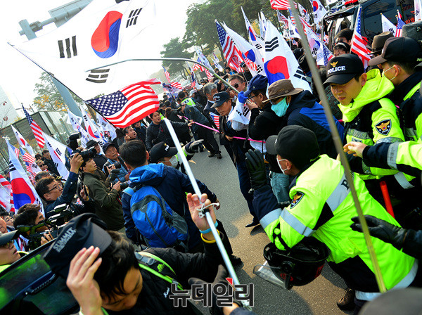 ▲ 오전 10시 10분쯤 국회 앞 국회의사당역 근처에서 트럼프 찬반 집회 참석자들이 물리적 충돌을 벌이자 경찰이 저지하고 있다. ⓒ뉴데일리 공준표 기자