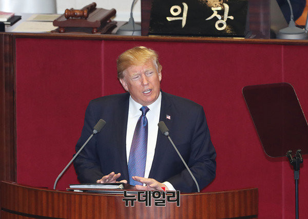 ▲ 도널드 트럼프 미국 대통령이 8일 국회 본회의장에서 미국 대통령으로서는 24년 만에 우리 국회 연설을 하고 있다. ⓒ국회 사진공동취재단