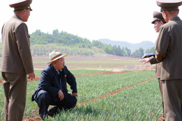 북한군이 운영하는 농장에 간 김정은. ⓒ뉴시스. 무단전재 및 재배포 금지.