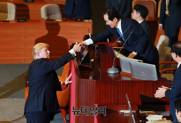 ▲ 국빈 방한 중인 도널트 트럼프 미국 대통령이 8일 오전 서울 여의도 국회 본회의장에서 연설을 마친뒤 정세균 국회의장과 악수를 하고 있다. ⓒ뉴데일리DB