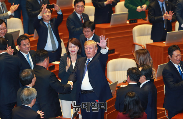 ▲ 도널트 트럼프 미국 대통령이 8일 국회연설이 끝난 후 여야 의원들에게 둘러싸여 박수를 받고 있다. ⓒ뉴데일리 DB