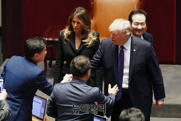 ▲ 도널트 드럼프 미국 대통령이 8일 서울 여의도 국회 본회의장에서 연설을 마친 후 여야의원들과 악수를 하며 퇴장하고 있다. ⓒ뉴데일리DB