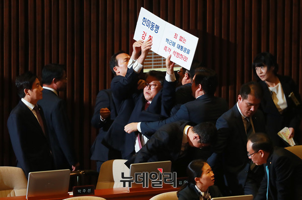 ▲ 조원진 대한애국당 의원은 8일 도널트 트럼프 미국 대통령의 연설이 예정된 서울 여의도 국회 본회의장에 박근혜 전 대통령 구명 피켓을 가지고 들어오려다 강제 퇴장 당했다. ⓒ뉴데일리DB