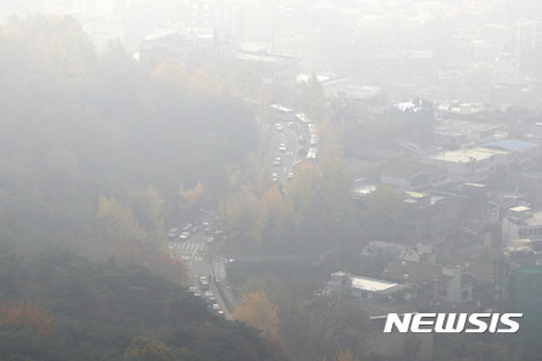8일 오전, 서울 도심을 뒤덮은 중국발 스모그의 모습. 국내 언론들은 이를 '황사'라 부르고 있다. ⓒ뉴시스. 무단전재 및 재배포 금지.