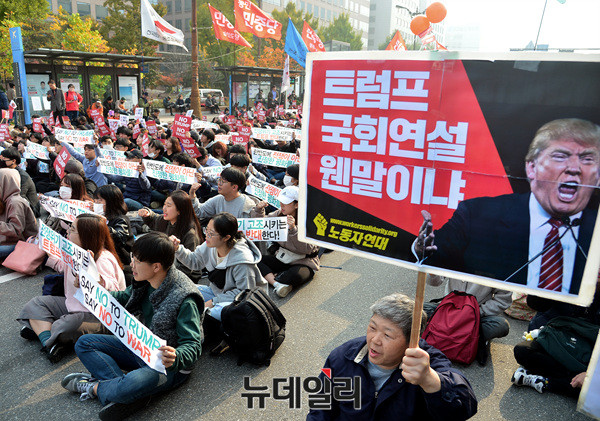 ▲ 'NO트럼프 공동행동'이 8일 오전 10시쯤 국회 앞에서 트럼프 반대 집회를 열었다. ⓒ뉴데일리 공준표 기자