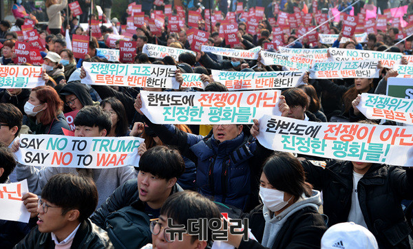 ▲ 反트럼프 집회 참석자들이 '전쟁위기 고조시키는 트럼프 반대한다'라고 적힌 현수막을 들고 'NO트럼프 공동행동' 주최 집회에 참석하고 있다. ⓒ뉴데일리 공준표 기자