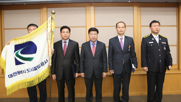 ▲ 8일 대전도시철도공사(사장 김민기)가 권선택시장으로부터 재난관리평가 대통령상을 전수받고 기념촬영을 하고 있다.(왼쪽 두 번째 공사 김민기 사장, 가운데 권선택 대전시장)ⓒ대전도시철도공사