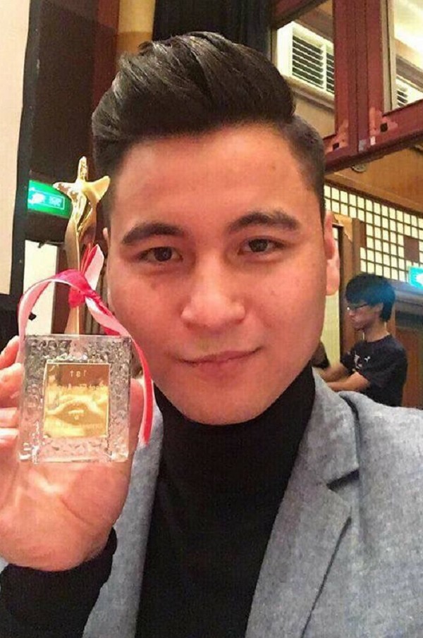 ▲ 한국영상대 연기과 졸업생 엥쿠시 씨가 ‘2017 Asia international film festival’에서  남우주연상을 수상 후 기념사진을 찍고 있다.ⓒ한국영상대