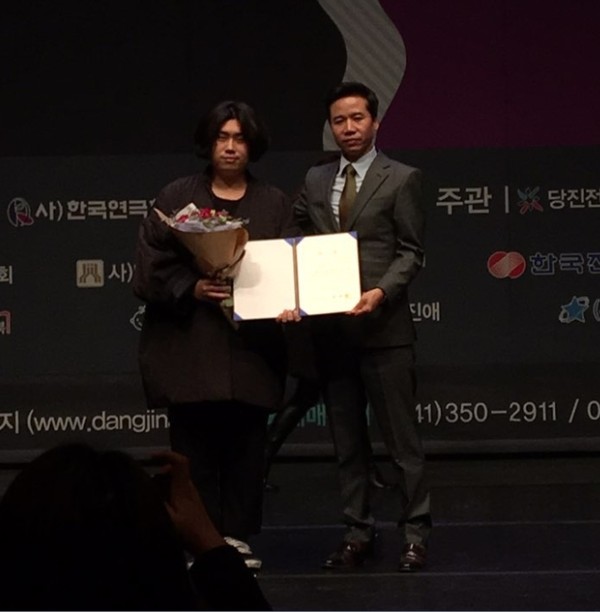 ▲ 한국영상대 연기과 졸업생 신경호 씨가 ‘2017 당진 전국연극제’에서 남자연기우수상을 수상 후 기념사진을 찍고 있다.ⓒ한국영상대