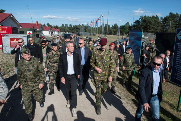 ▲ 국제적 분쟁지역에 투입되는 NATO 연합부대를 찾은 옌스 스톨텐베르그 NATO 사무총장 일행. ⓒNATO 공개사진.