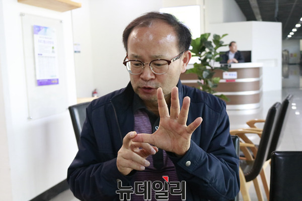 ▲ 충북 청주문화산업진흥재단 변광섭 콘텐츠진흥팀장이 오는 10일 동시 개막하는 ‘2017세계문화대회’와 ‘2017젓가락페스티벌’에 대해 설명하고 있다.ⓒ김종혁 기자