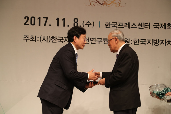 ▲ 김경훈 대전시의장이 8일 ‘2017 대한민국 자치발전 대상’시상식에서 자치발전 광역부문 대상을 받았다.ⓒ대전시의회