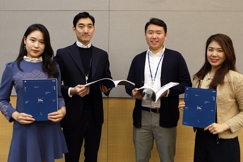 ▲ 포스코건설 관계자들이 '지속가능성보고서 2016-2017'을 소개하고 있다. ⓒ포스코건설