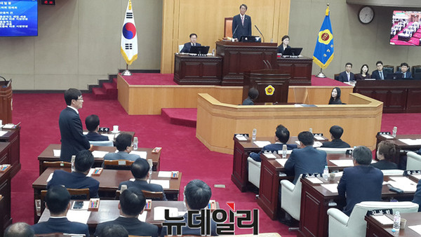 ▲ 8일 개회한 충북도의회 제360회 정례회에서 이장섭 신임 정무부지사가 입장표명을 하고 있다.ⓒ김종혁 기자