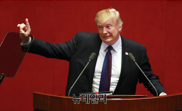 트럼프 미국 대통령이 8일 서울 여의도에 있는 대한민국 국회에서 연설하는 모습. ⓒ사진공동취재단
