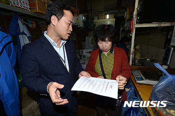 ▲ 2016년 10월 송파구 가락시장에서 '북한산 농산물'을 단속하며 상인들에게 주의를 당부하는 정부 관계자. 북한이 새로운 외화벌이로 농산물을 선택한 것 같다는 RFA 보도가 나왔다. ⓒ뉴시스. 무단전재 및 재배포 금지.