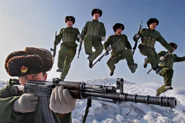 ▲ 북한군의 선전 포스터용 사진. 현실에서 북한군은 여성들의 기피로 노총각이 되어가고 있다고 한다. ⓒ北선전매체 화면캡쳐.