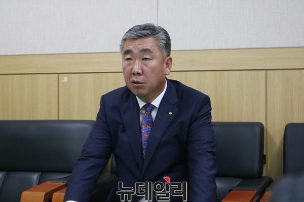 ▲ 이범석 충북 청주부시장이 9일 기자실을 방문해 권한대행 체제의 흔들림없는 시정 운영을 강조했다.ⓒ김종혁 기자