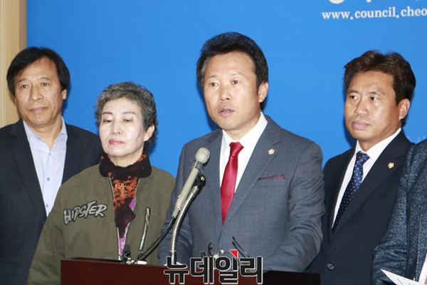 ▲ 추북 청주시의회 황영호 의장과 시의원들이 9일 이승훈 시장의 궐위후 기자회견을 열고 권한대행 체제의 시정운영 협조에 최선을 다하겠다고 밝히고 있다.ⓒ김종혁 기자