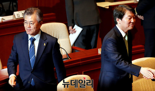 ▲ 대선 후보 시절의 문재인 대통령과 국민의당 안철수 대표. ⓒ뉴데일리 DB