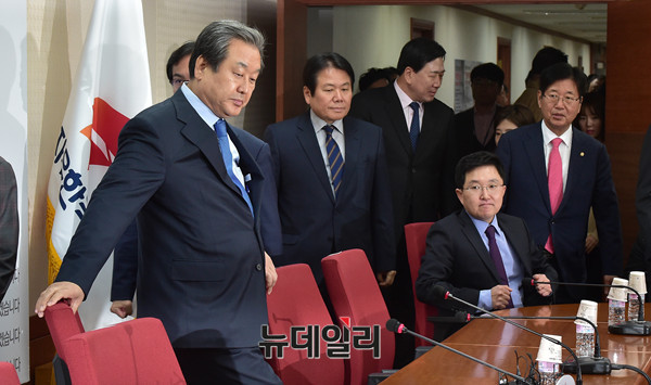 김무성 전 대표가 9일 여의도 자유한국당사에서 열린 복당의원 간담회에서 홍준표 대표보다 앞서 들어와 먼저 자리에 앉아 기다리고 있다. ⓒ뉴데일리 이종현 기자