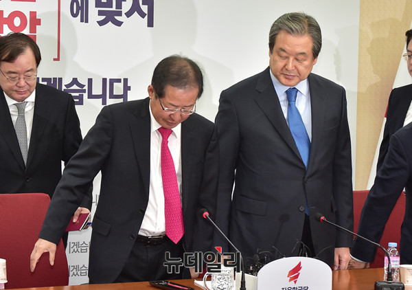 ▲ 김무성 전 대표가 9일 여의도 자유한국당사에서 열린 복당의원 간담회에서 홍준표 대표가 입장하자 자리에서 일어난 뒤, 홍준표 대표가 먼저 앉는 것을 기다리고 있다. ⓒ뉴데일리 이종현 기자