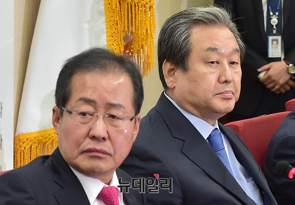 자유한국당 홍준표 대표와 김무성 전 대표가 9일 오전 여의도 당사에서 열린 복당의원 간담회에서 굳은 표정으로 나란히 앉아 있다. ⓒ뉴데일리 이종현 기자